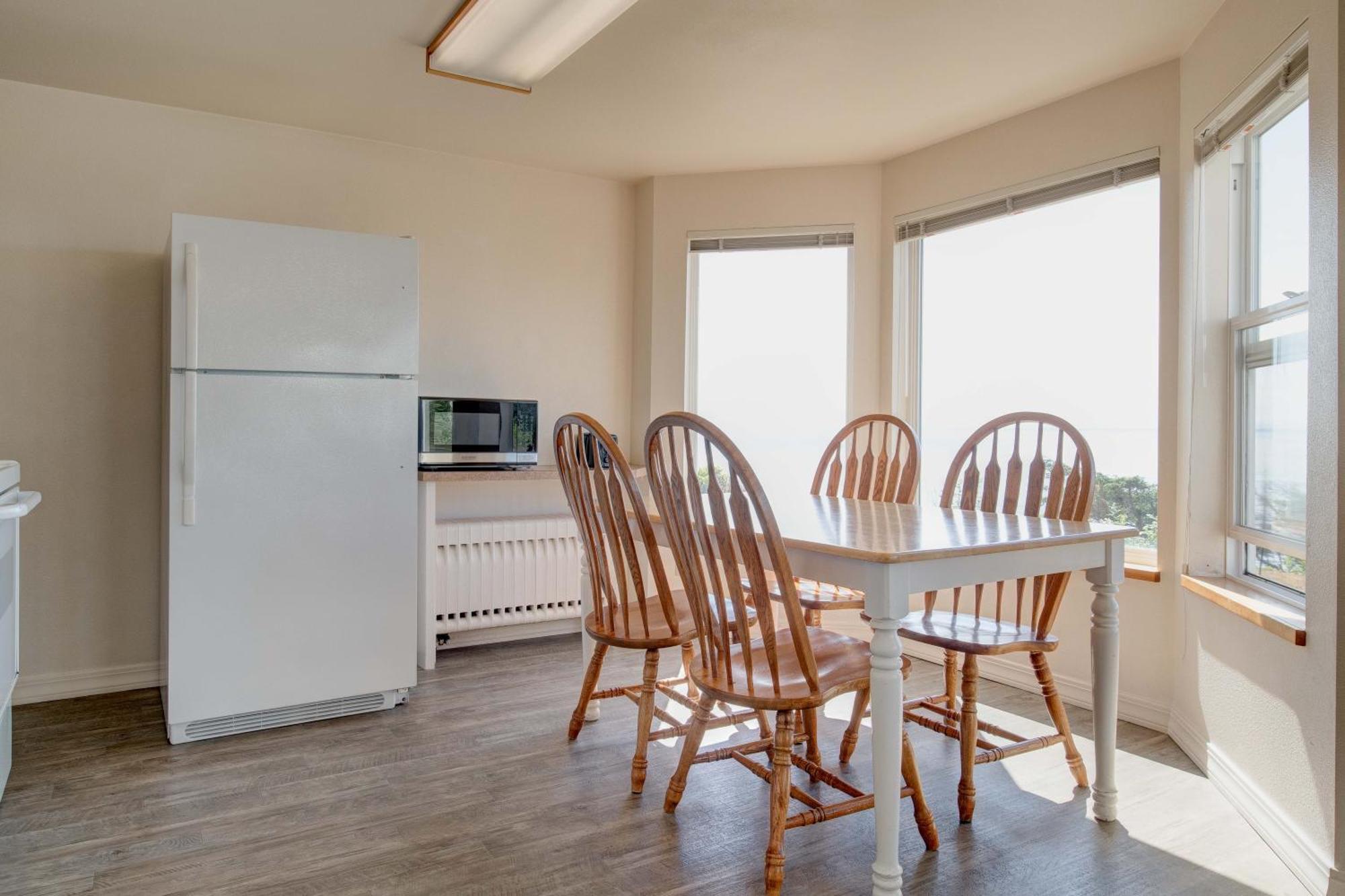 Ester Lee Oceanview Inn Линкън Сити Екстериор снимка
