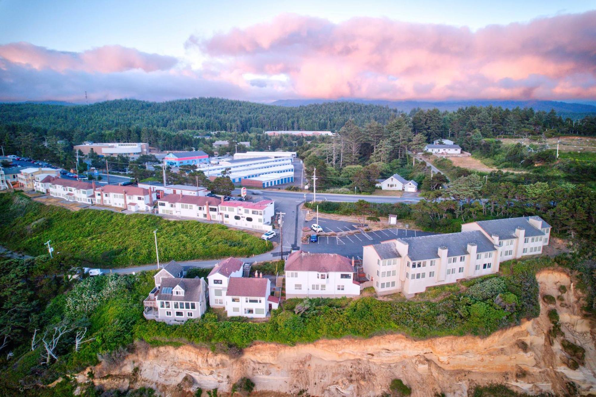 Ester Lee Oceanview Inn Линкън Сити Екстериор снимка
