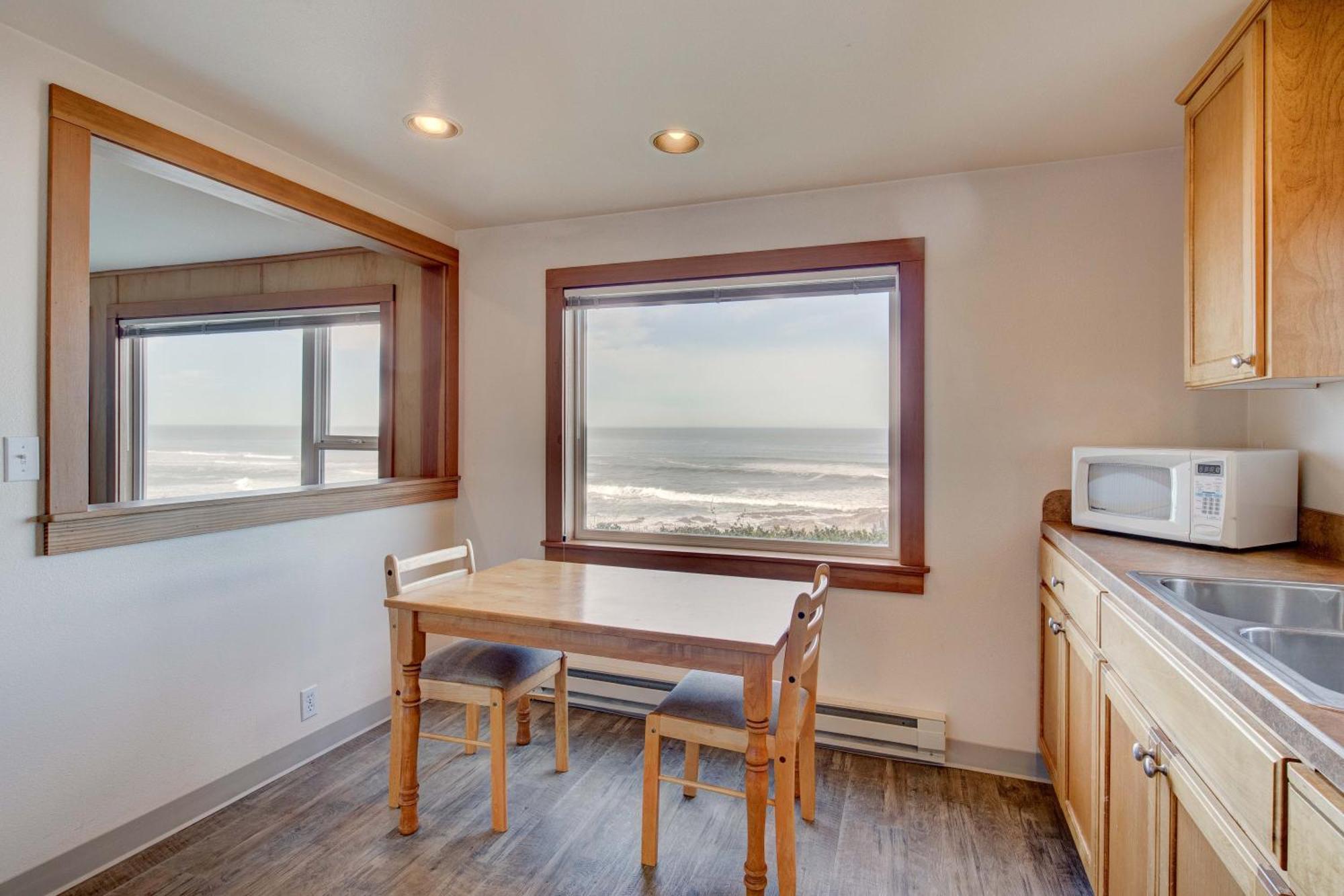 Ester Lee Oceanview Inn Линкън Сити Екстериор снимка