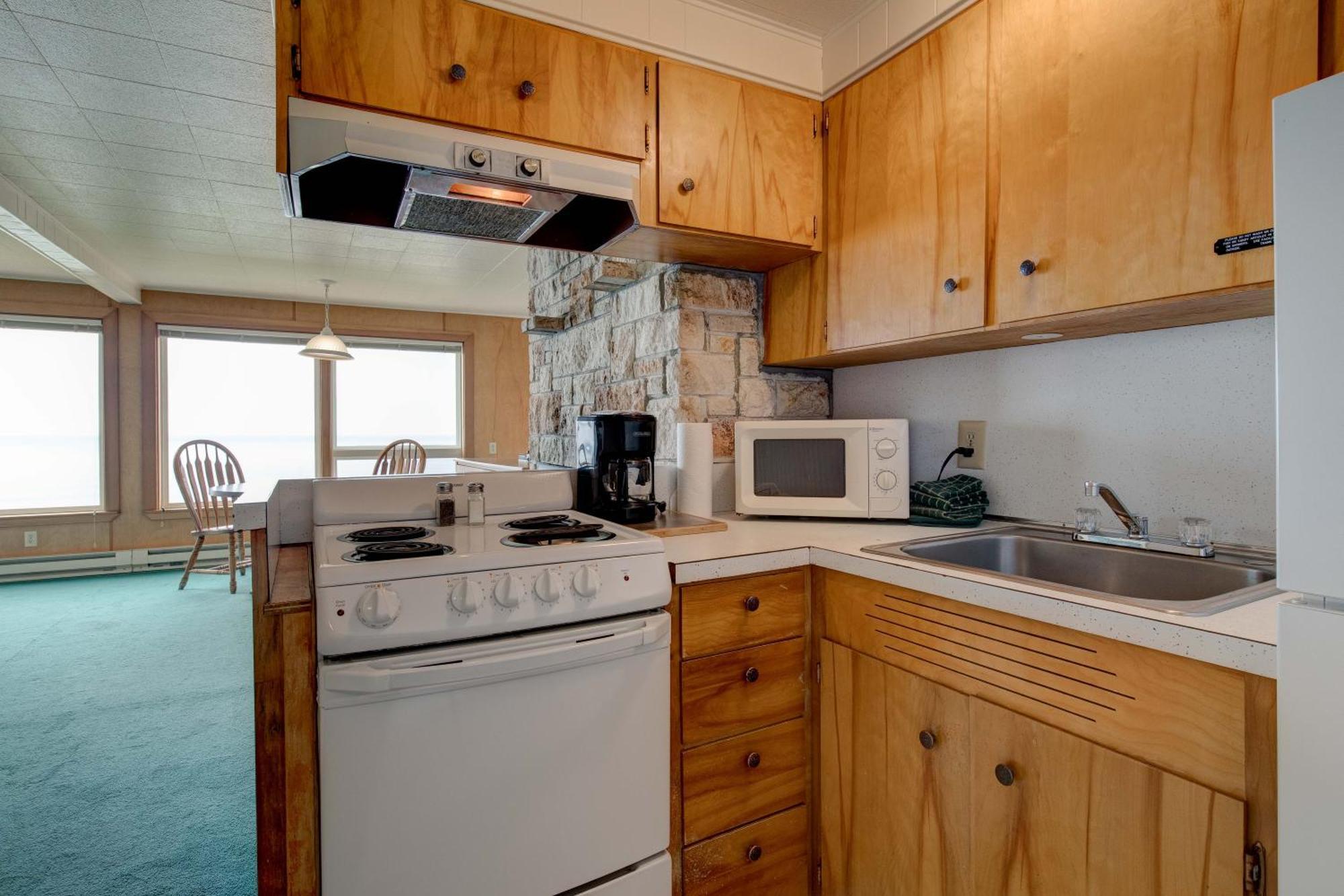 Ester Lee Oceanview Inn Линкън Сити Стая снимка