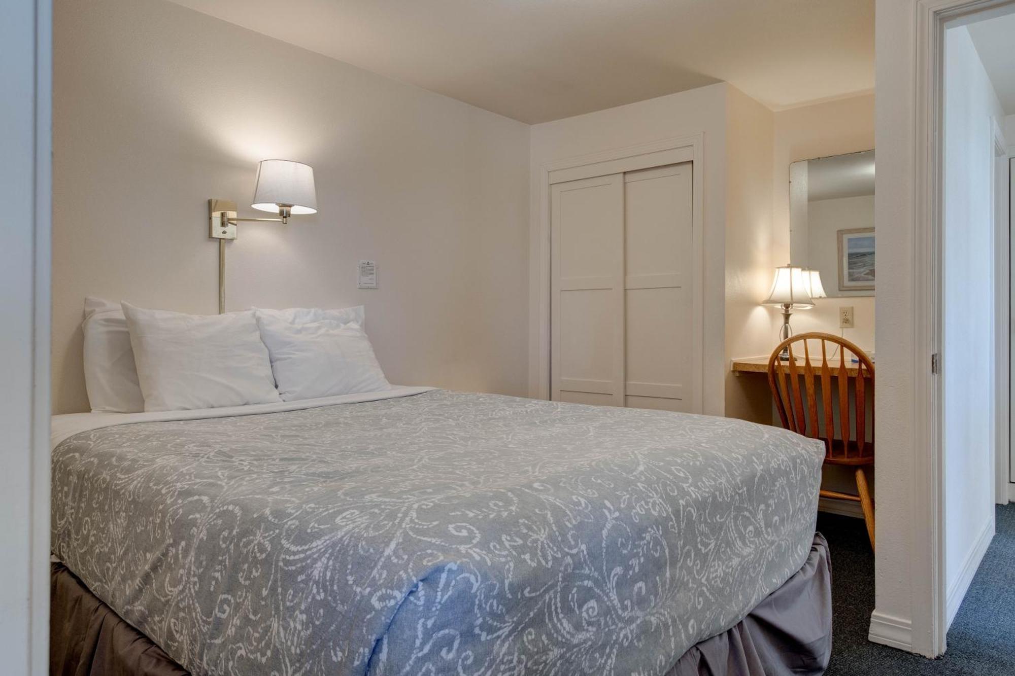 Ester Lee Oceanview Inn Линкън Сити Стая снимка